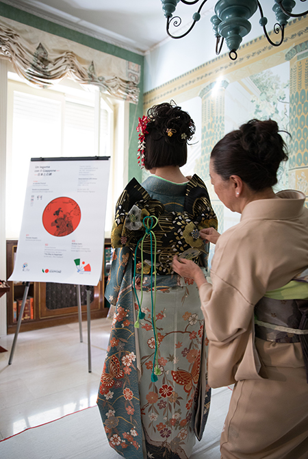 Associazione LIFE Onlus Un legame con il Giappone Tomoko Hoashi Vestizione del kimono