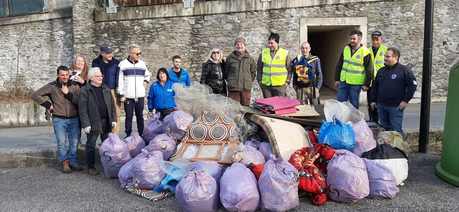 Raccolta rifiuti nei boschi di Dervio con Associazione LIFE e cittadini volontari