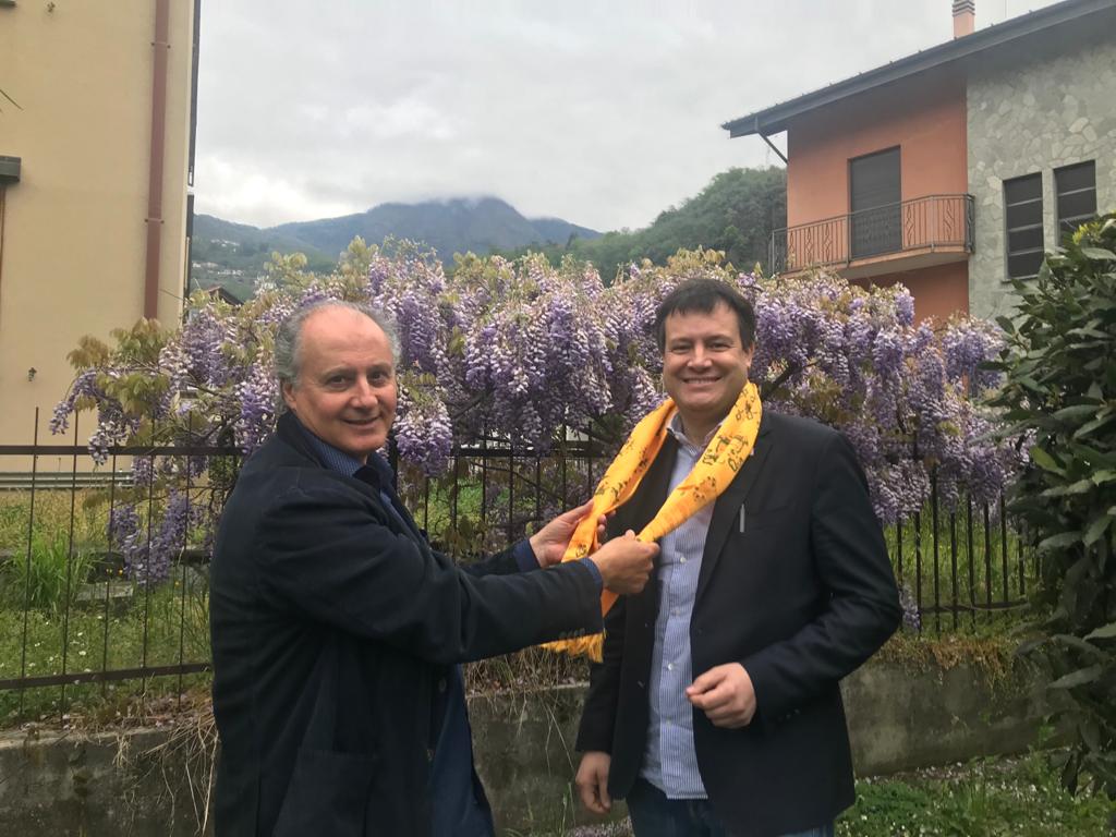 Il Vice Presidente Associazione Life e Ambasciatore Onorario di Lumbini consegna la ...al Dr. Luzzara della Technolux Srl