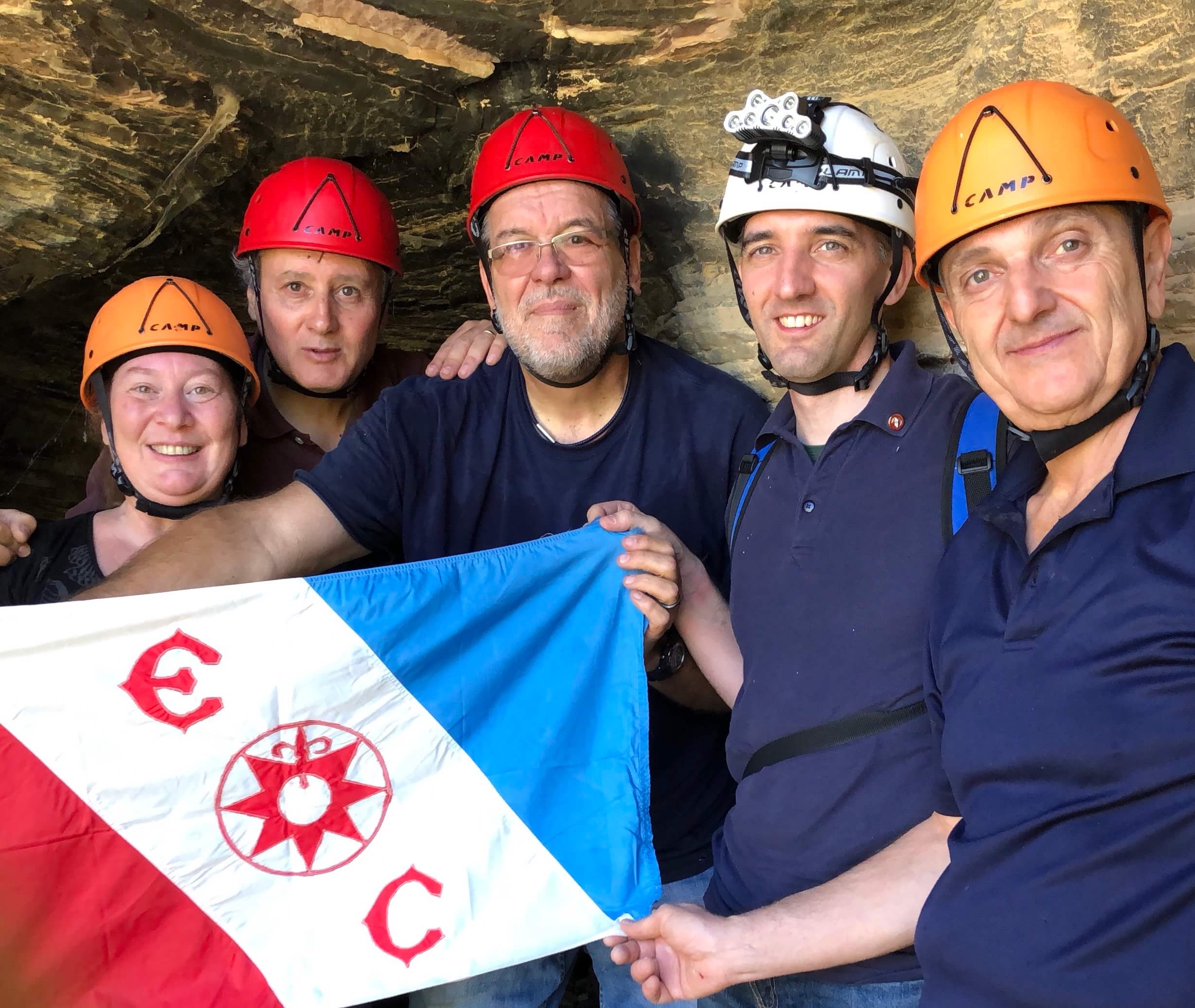 Associazione LIFE con imembri TEC portano la bandiera in grotta Segesta Sicilia