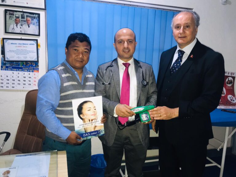 Il Vice Presidente Associazione Life e il Dr. Anil Bhattarai, medico chirurgo cardiovascolare e Presidente dell'Associazione Save the Heart
