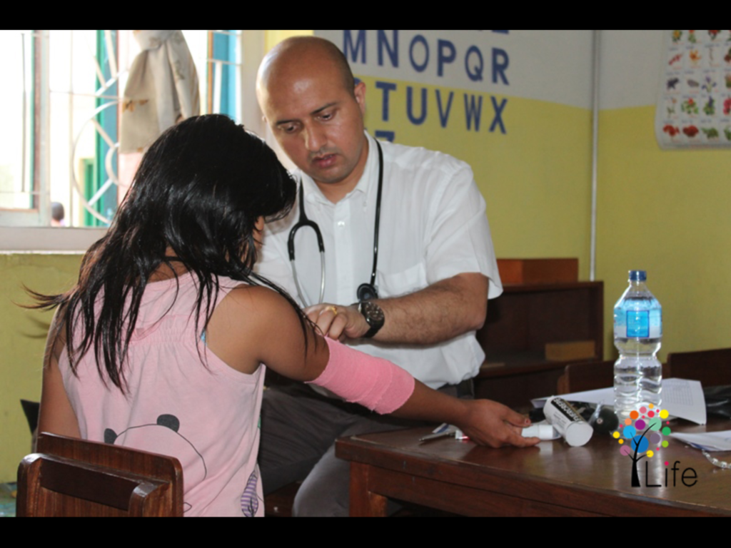 Il cardiochirurgo infantile Dr. Anil Bhattarai visita i bambini dell'orfanatrofio Siphal Children Protection Home