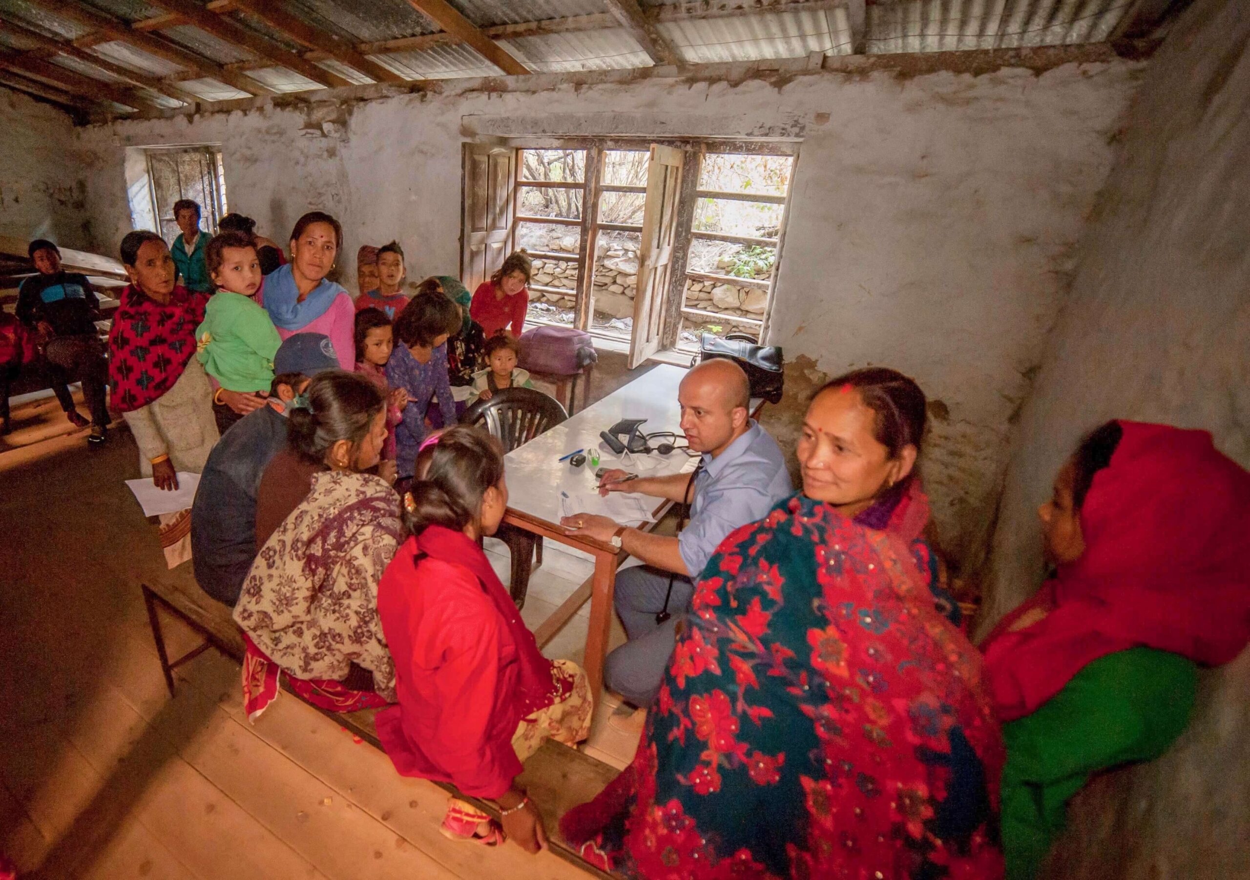 Il Dr Anil in un villaggio remoto del Nepal visita pazienti. Insieme ad Associazione LIFE è promotore del progetto CUORE